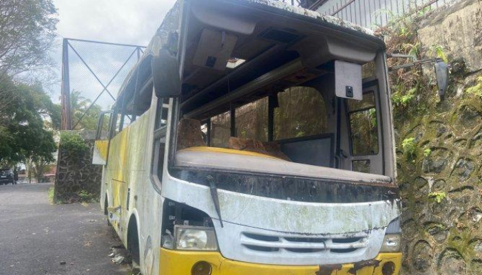 Bus Rongsokan di Rudis Bumi Beringin, Manado.