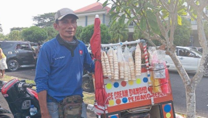 Rahman, seorang pedagang es keliling dari Gorontalo