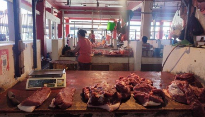 Pedagang daging babi di Pasar Bersehati, Manado, Sulawesi Utara.
