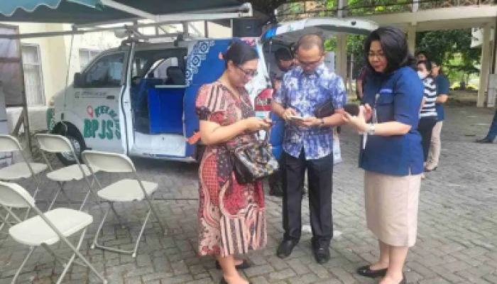 Program 'BPJS Keliling' memberikan layanan kepada peserta di Universitas Sam Ratulangi, Manado.