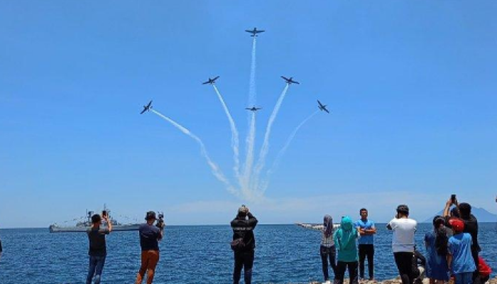 Peringatan HUT ke-59 Provinsi Sulawesi Utara Diramaikan oleh Atraksi Pesawat F-16.