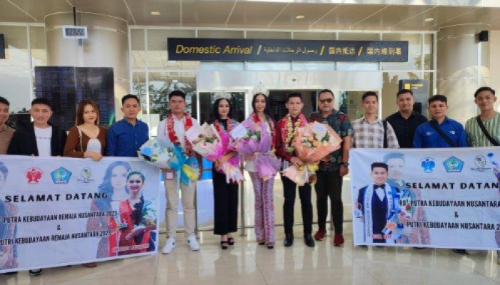 Mahasiswa FIB Sastra Inggris Unsrat, Sefanya Rondonuwu, dan pelajar SMA Katolik Frater Don Bosco Manado, Annabelle Maliangkay, juara pertama kategori putri remaja dan putri dewasa.