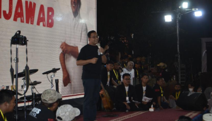 Anies Baswedan, calon presiden dari Koalisi Perubahan, merespons pertanyaan generasi Z dan milenial di Makassar pada Sabtu, 23 September 2023.