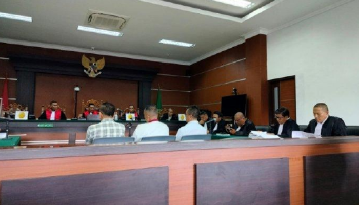Para terdakwa dalam kasus korupsi PT Air Manado tahun 2005 tengah menghadapi proses persidangan.