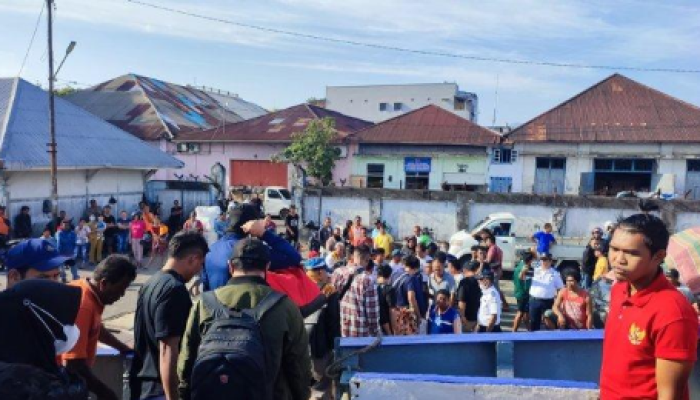 "Pelabuhan Manado Ramai Saat KM Geovani Tiba dari Maluku Utara, Senin (25/9/2023)"