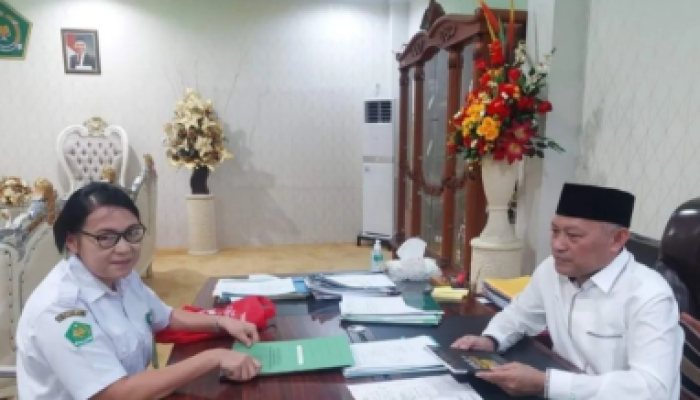 H Sarbin Sehe, Kepala Kanwil Kemenag Provinsi Sulawesi Utara, menerima kunjungan Guru Agama Katolik Ketsia Zeke di Manado.