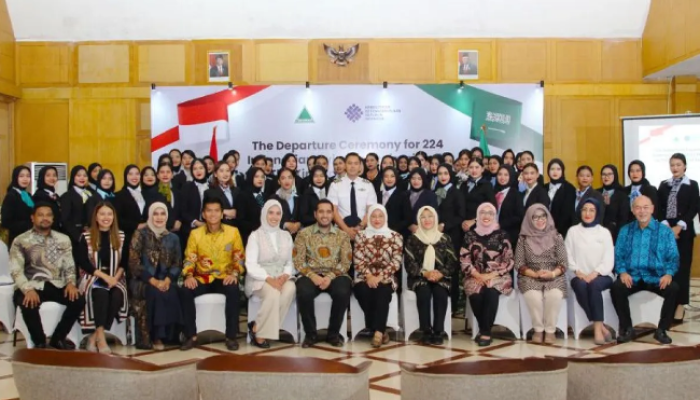 572 Menteri Tenaga Kerja Ida Fauziah mengirim 224 awak kabin Indonesia ke Saudi Airlines, Flyadeal, dan Flynas di Universitas Binawan, Jakarta, pada tanggal 21 September 2023.
