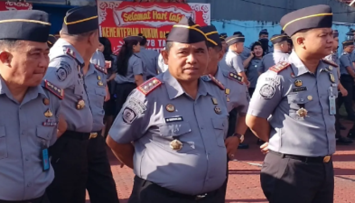 Marluye Simbolon, yang menjabat sebagai Kepala LP Manado, berada di tengah.