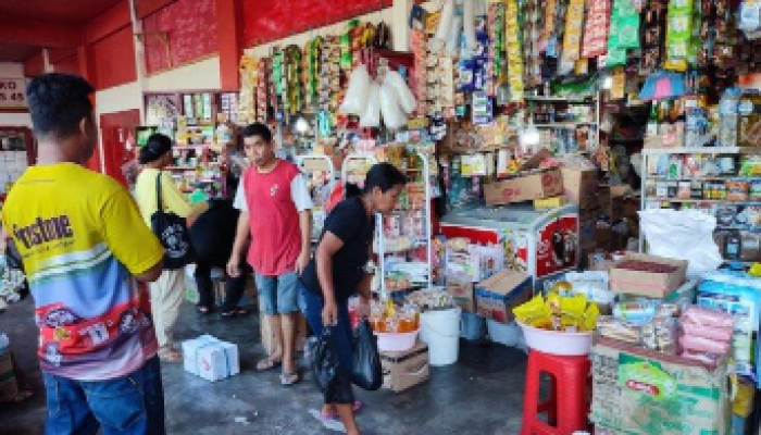 Aktivitas bertransaksi antara pedagang dan pembeli tengah berlangsung di Pasar Bersehati Manado, Sulawesi Utara.
