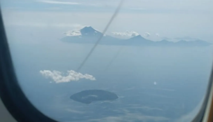 Gunung Karangetang yang terletak di Pulau Siau, dalam wilayah Kabupaten Kepulauan Sitaro, Sulawesi Utara.