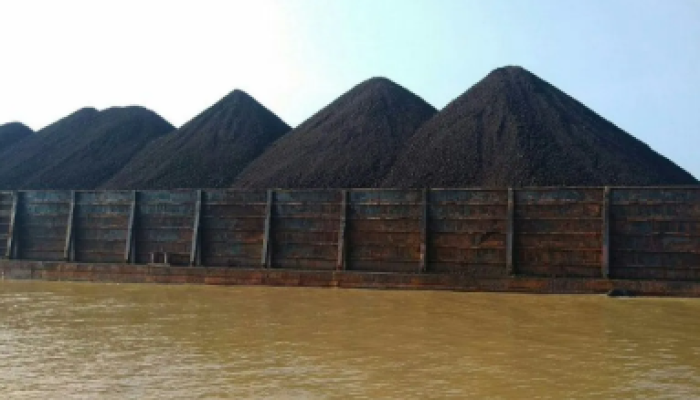 Gambaran - Batu bara diangkut di atas tongkang melintasi Sungai Mahakam, menjadi unggulan ekspor Kalimantan Timur.