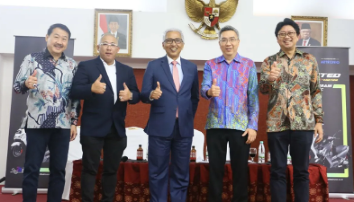 Duta Besar RI Malaysia Hermono bersama Andrew Mulyadi, Marcus Chin, Budihardjo Iduansjah, dan Jaziri Alkaf Abdillah Suffian berfoto setelah peluncuran motor listrik United E-Motor Indonesia di KBRI Kuala Lumpur pada 27/9/2023.