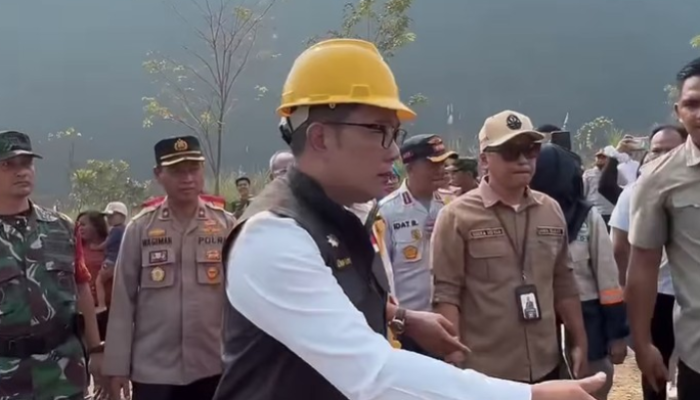 Gubernur Jawa Barat, Ridwan Kamil, dalam proyek konstruksi jalan untuk truk tambang.
