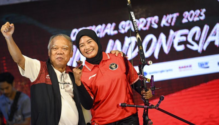 Basuki Hadimuljono, Chef de Mission (CdM) Tim Indonesia untuk Asian Games 2022, berfoto bersama Atlet Panahan Diananda Choirunnisa saat seragam Ofisial Tim Indonesia untuk Asian Games 2022 diluncurkan di Kantor Komite Olimpiade Indonesia (KOI) di Jakarta pada tanggal 9 September 2023. Indonesia akan mengirimkan 415 atlet dari 31 cabang olahraga ke Asian Games 2022, dengan target minimal menempati posisi 12 besar dan meraih 12 medali emas.