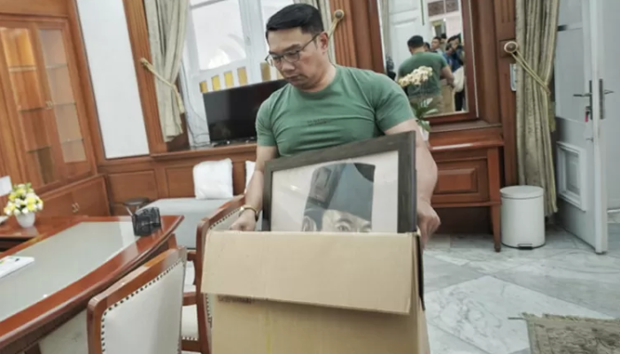 Ridwan Kamil mengemas barang-barang pribadinya di rumah dinas gubernur Jawa Barat (Jabar), Gedung Pakuan, Kota Bandung, menjelang akhir masa jabatan.
