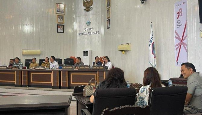 64 Sekretaris Daerah Bitung, Rudy Theno, bersama DPRD Bitung terima kunjungan pedagang Kanopi.