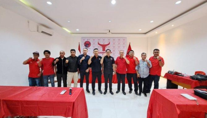 Joune Ganda, Ketua Harian, memimpin konferensi pers turnamen Soekarno Cup U-17 di Sekretariat PDI Perjuangan Sulut pada hari Senin, 18 September 2023.
