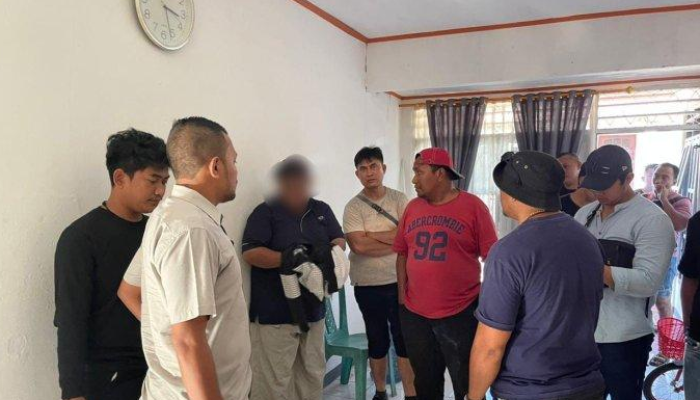 Anggota Resmob dari Polres Ternate dan Resmob Polresta Manado berhasil menangkap tersangka yang diduga terlibat dalam kasus pemalsuan sertifikat vaksin palsu dan tiket pesawat di Kota Manado.