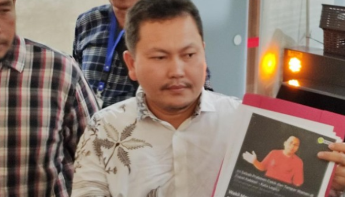 Sebuah kelompok relawan telah melaporkan kasus dugaan penyebaran hoaks terkait tindakan Prabowo Subianto yang disebut-sebut mencekik seorang wakil menteri (wamen).