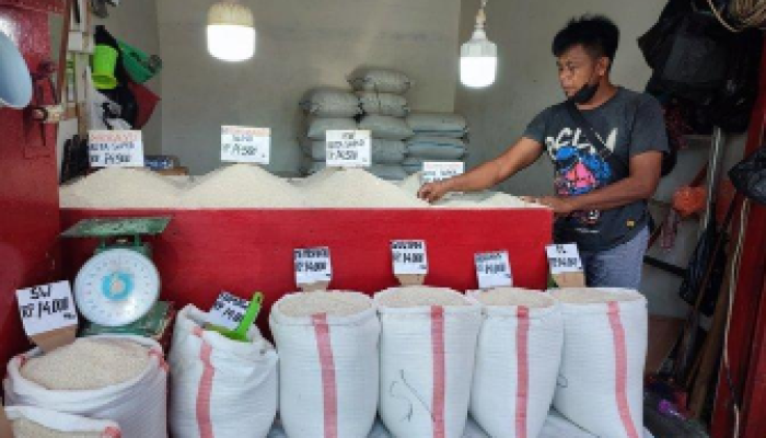 Pada Selasa, tanggal 26 September 2023, Komang, seorang pedagang beras di Pasar Bersehati, Manado, Sulawesi Utara.