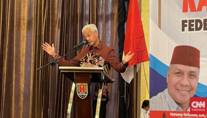 Ganjar Pranowo menyebutkan masalah TKA China di Indonesia.