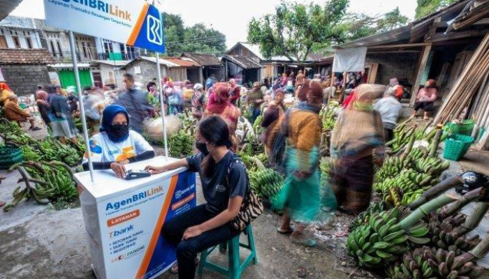 BRI tidak hanya mengejar pertumbuhan berkelanjutan, tetapi juga aktif mengembangkan pola bisnis yang mendukung perekonomian rakyat.
