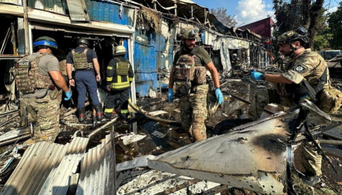 Foto: Petugas dan penyelamat memeriksa lokasi serangan Rusia di Kostiantynivka, Ukraina, 6/9/2023.