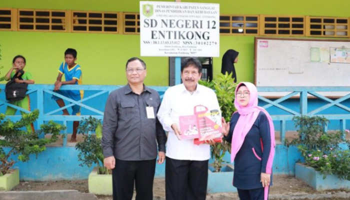 Yudian Wahyudi, Kepala Badan Pembinaan Ideologi Pancasila, bersama Prakoso, Deputi Hubungan Antarlembaga BPIP, melakukan kunjungan ke SDN 12 Entikong.