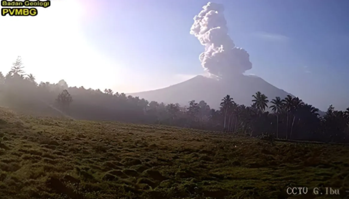 Pusat Vulkanologi dan Mitigasi Bencana Geologi (PVMBG) mencatat terjadinya erupsi dengan semburan abu setinggi 1,5 kilometer dari kawah Gunung Ibu di Maluku Utara.