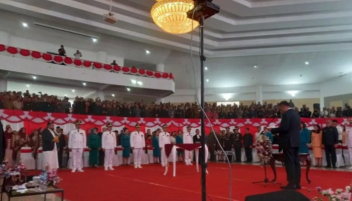 99 Gubernur Sulawesi Utara, Olly Dondokambey, ketika melakukan pelantikan lima penjabat kepala daerah di kota Manado, provinsi Sulawesi Utara,