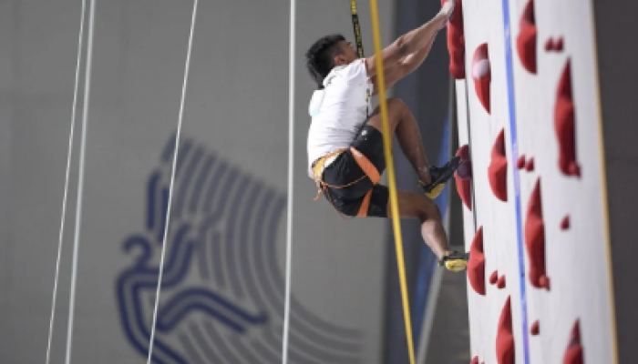 Pemanjat tebing Indonesia, Rahmad Adi Mulyono, bersaing di perempat final speed relay putra Asian Games 2022 di Shaoxing, China, pada Rabu (4/10/2023).