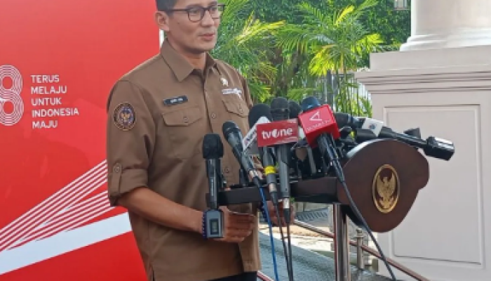 Sandiaga Uno, Menparekraf, memberikan pernyataan pers di Istana Kepresidenan Jakarta pada 4 Oktober 2023.