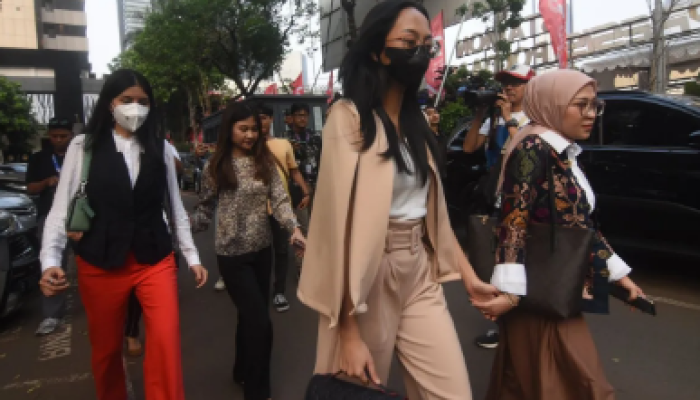 114 Dua finalis Miss Universe Indonesia 2023 dan kuasa hukum mereka keluar selama pemeriksaan di Polda Metro Jaya, Jakarta, pada 14 Agustus 2023.