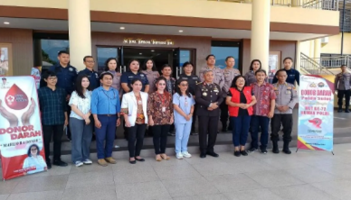 Kapolda Sulut Irjen Pol Setyo Budiyanto bersama petugas dari PMI Sulut dan Humas Polda Sulut.