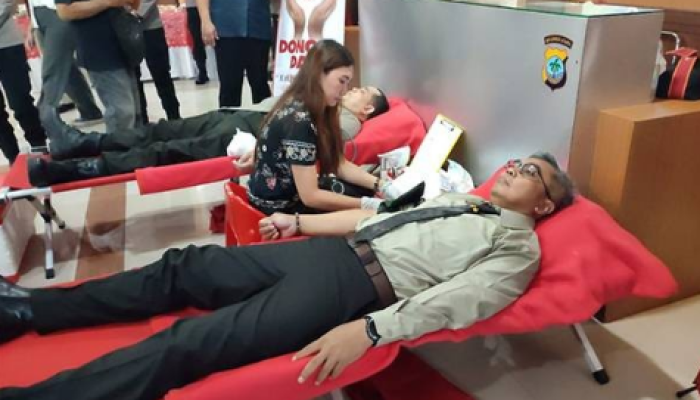 Kapolda Sulawesi Utara, Irjen Pol Setyo Budiyanto, melakukan donor darah dalam peringatan HUT ke-72 Humas Polri di Mapolda Sulut pada Kamis (5/10).
