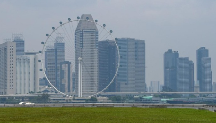 Pada tanggal 29 September 2023, kabut menyelimuti panorama kota Singapura.