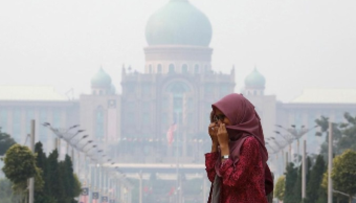 Kabut asap di Putrajaya, Malaysia, sedang terjadi.