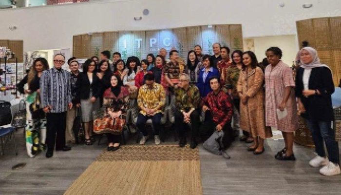 Pengurus Depinas Gapempi memperkenalkan produk UMKM Sulawesi Utara kepada calon pembeli di Los Angeles (LA), Amerika Serikat, pada 5 Oktober 2023.