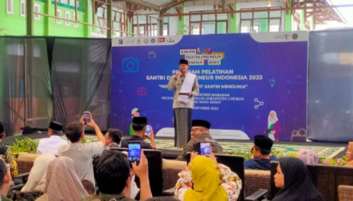 Sandiaga Uno Berbicara di Ponpes Babakan Ciwaringin, Cirebon.