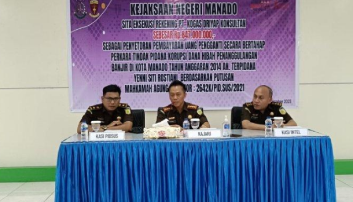 Kepala Kejari Manado, Wagiyo Santoso, dan Kasipidsus Evan Sinulingga menggelar konferensi pers pada Senin, 9 Oktober 2023.