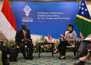 Menteri Luar Negeri Retno Marsudi dan Menteri Luar Negeri dan Perdagangan Eksternal Kepulauan Solomon Jeremiah Manele berbincang di Bali dalam KTT AIS Forum 2023.