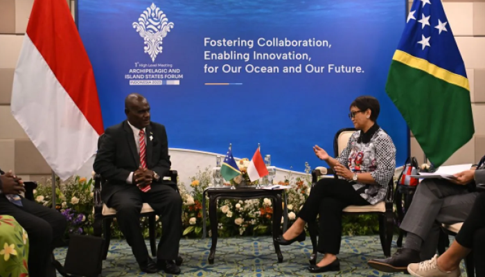 Menteri Luar Negeri Retno Marsudi dan Menteri Luar Negeri dan Perdagangan Eksternal Kepulauan Solomon Jeremiah Manele berbincang di Bali dalam KTT AIS Forum 2023.
