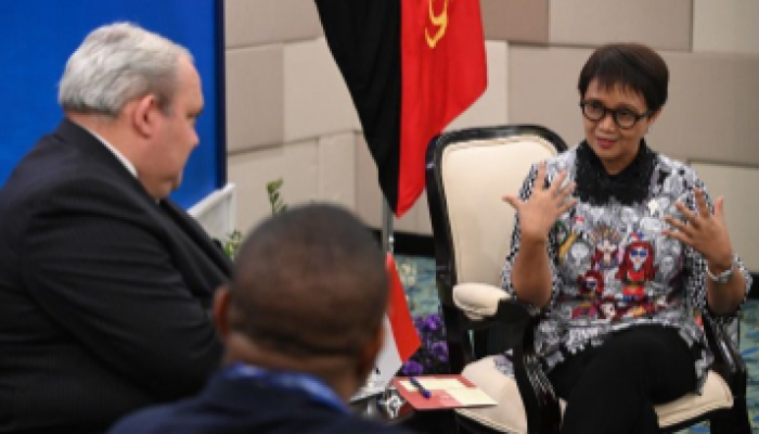 Tangkapan gambar Menteri Luar Negeri Indonesia, Retno Marsudi, dan Menteri Urusan Luar Negeri Papua Nugini, Justin Tkatchenko, di KTT AIS Bali, 10 Oktober 2023.