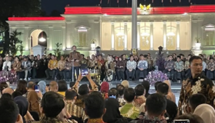 Presiden Jokowi berbicara dalam "Istana Berbatik" di Istana Merdeka Jakarta pada Minggu malam.