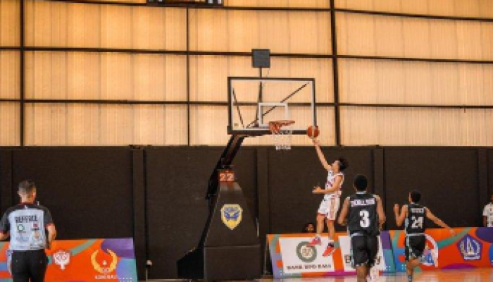 Kontingen Basket Sulut di Kejurnas BK PON Aceh Sumut 2023 bermain di GOR Merpati Bali.