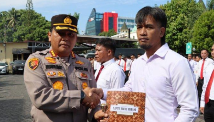 Kapolresta Manado Kombes Julianto Sirait memberikan penghargaan kepada Aiptu Jufri Suhani pada tanggal 2 Oktober 2023.