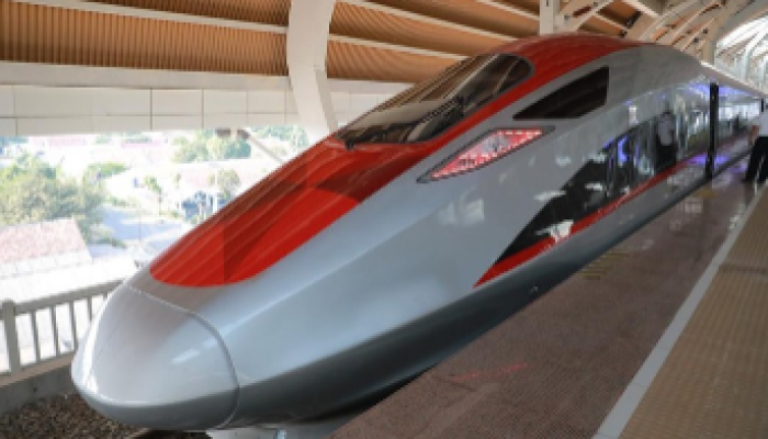 Atmosfer di dalam kereta KCJB dengan kecepatan lebih dari 300km/jam di Jakarta pada hari Jumat, tanggal 15 September.